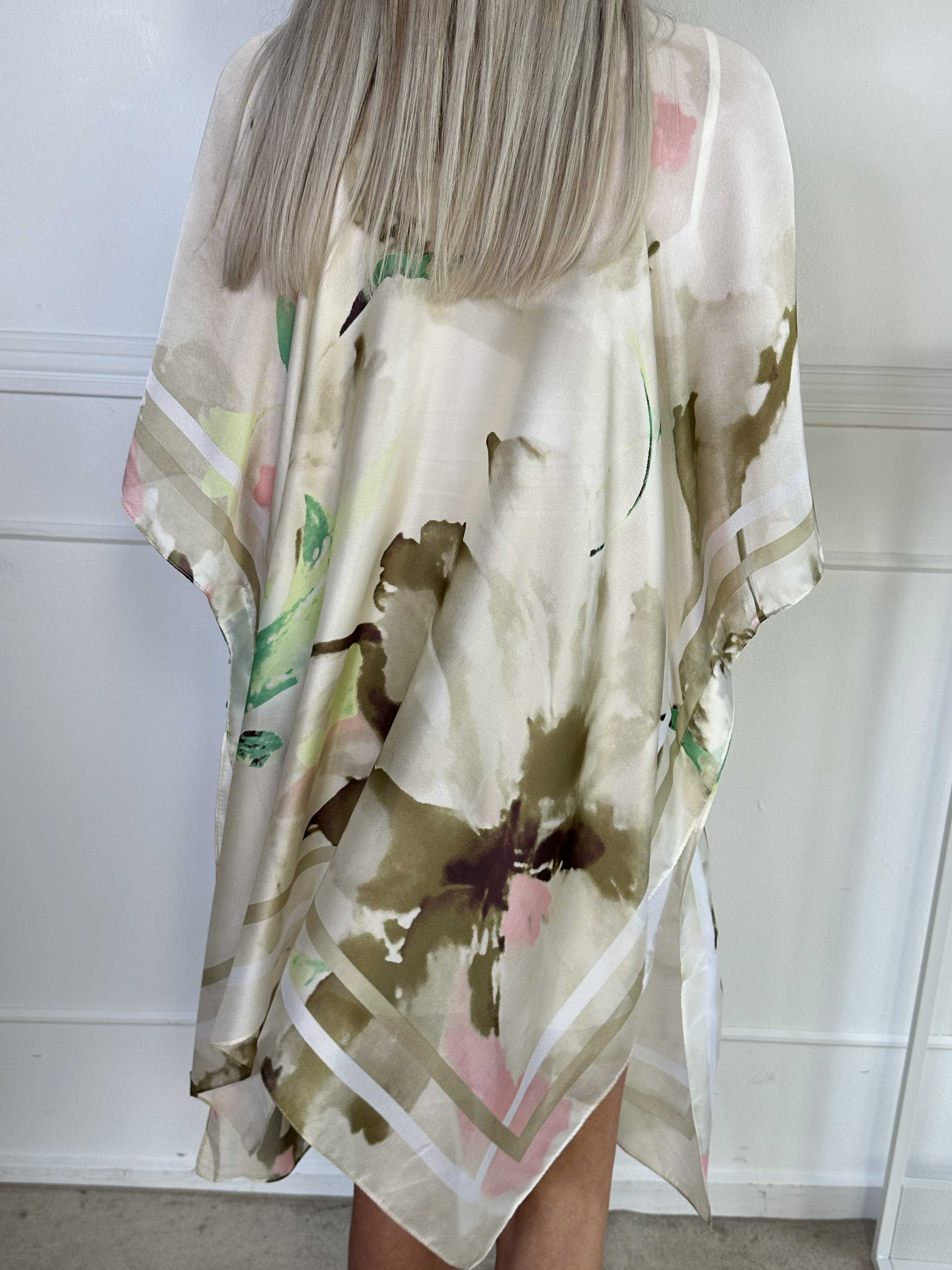 Maggie - Let flerfarvet tunika i blød viskose og silke